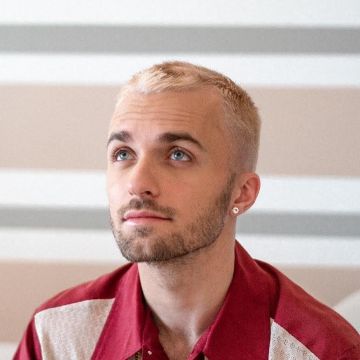 Le polo rouge et blanc porté par Squeezie sur son compte Ins­ta­gram @Xs­quee­zie