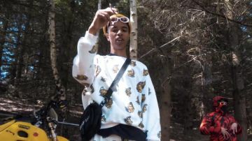 El suéter blanco estampado usado por Bu$hi en el clip Settings de Lyonzon