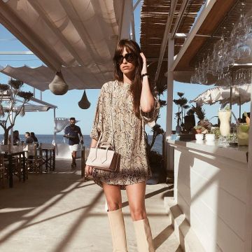La robe courte effet python portée par la blogueuse Alison Toby sur son compte Instagram @alisontoby le 9 juin 2019 à La Siesta Jàvea
