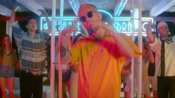 La chemise jaune portée par Squeezie dans son clip Bye Bye feat. Joyca