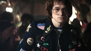 La chaqueta con cremallera parcheada que lleva Elton John (Taron Egerton) en Rocketman
