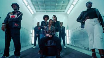 La chaqueta encerada negra mate que lució Chilla en su videoclip Jungle