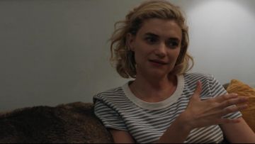 Camiseta a rayas de Samantha (Megan Ferguson) en Easy (S03E04)
