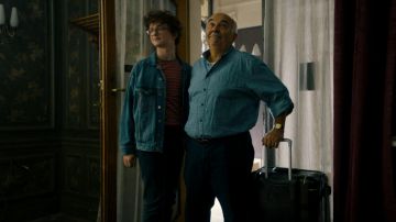 La chemise bleue portée par Gérard Jugnot dans Quand on crie au loup