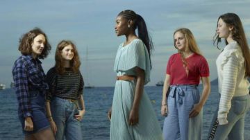 The long dress pleated blue worn by Melissa (Wislanda Louimat) in Zombie Child