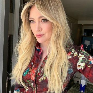Le tee-shirt rouge avec des fleurs portées par Hilary Duff sur l'Instagram account @venezolanisimaenchile