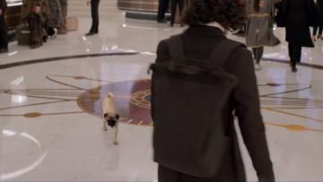 Le sac à dos noir de Agent M (Tessa Thompson) dans Men in Black : International