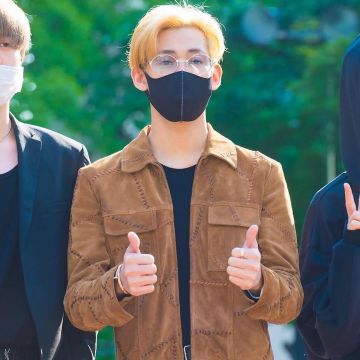 La chaqueta de cuero marrón con detalles de costura que lleva BamBam del grupo K-Pop GOT7 en la cuenta de instagram de @got7_fanclub