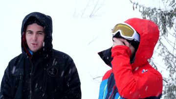 Le manteau Nike porté par Neoxi dans sa vidéo YouTube FAIRE UN IGLOO ET DOR­MIR DE­DANS ! (24H EN HAUTE MON­TAGNE)