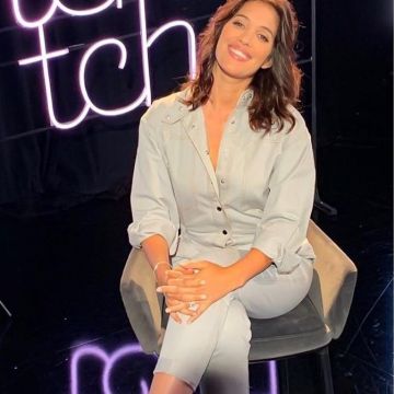 El pantalón jean claro de Laurence Bras usado por Laurie Cholewa en el set de TchiTcha en Canal + el sábado 16 de junio de 2019