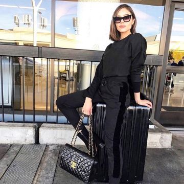 Pantalones joggin negros con rayas de terciopelo usados por Olivia Culpo en el aeropuerto junio 2019