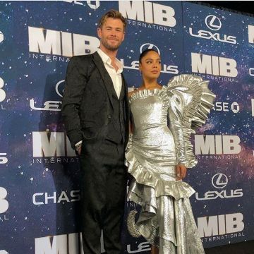 Volants argent robe portée par Tessa Thompson lors de la première de Men In Black International MIB avec Chris Hemsworth 12 juin 2019
