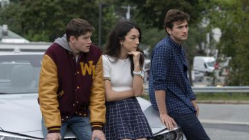 Le blouson de baseball bordeaux et jaune de Luke (Alex MacNicoll) dans The Society S01E01