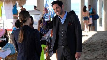 The suit jacket of Lucifer Morningstar (Tom Ellis) in Lucifer (S03E23)