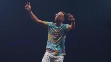 The short sleeves t-shirt pattern worn by Naps in her video clip the official One Is Made For It