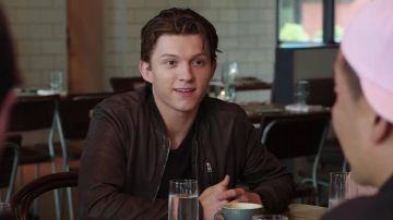 Le blouson bomber porté par Tom Holland dans The Chef Show (S01E02)