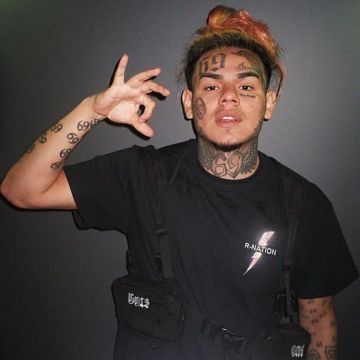 La bolsa de arnés de 6ix9ine en la cuenta de Instagram de @celebslove6ix9ine
