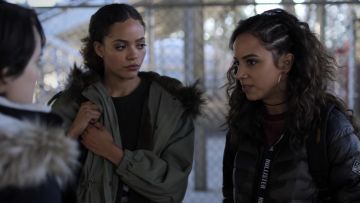 Le manteau kaki à col fourrure porté par Tabitha Foster (Quintessa Swindell) dans Trinkets S01E06