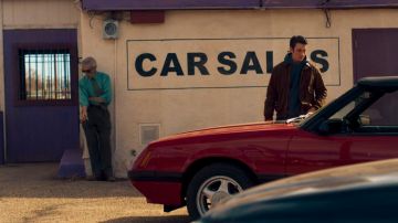 La veste de Martin Jones (Miles Teller) dans Too Old to Die Young (S01E04)