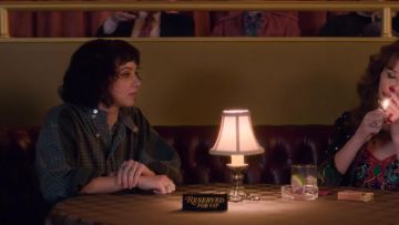 Camisa gris a cuadros usada por Ruth Wilder (Alison Brie) como se ve en GLOW (Temporada 3)