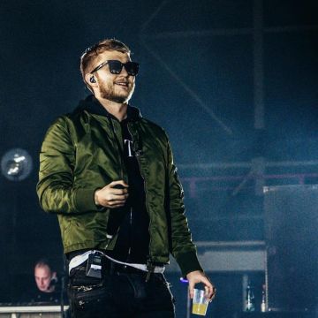 Le blouson bomber porté par Vald sur son compte Ins­ta­gram @Vald­sul­ly­van