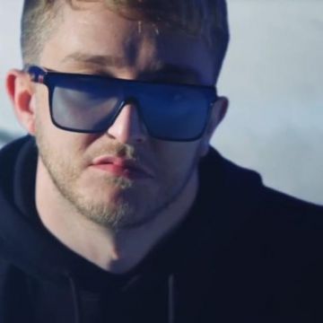 Les lunettes de soleil noires portées par Vald sur son compte Ins­ta­gram @Vald­sul­ly­van