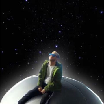 Les lunettes de soleil bleues portées par Vald sur son compte Ins­ta­gram @Vald­sul­ly­van