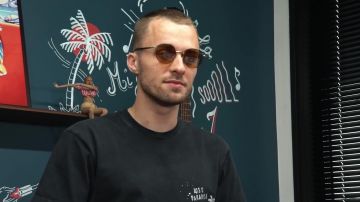 Les lunettes de soleil rondes de Squeezie dans sa vidéo YouTube Qui fera le meilleur hit de l'été ? (en 3 jours)