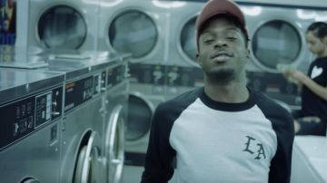 La camiseta de béisbol de Los Ángeles usada por Isaiah Rashad en su video musical Free Lunch