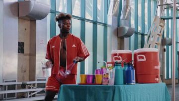 The Adidas jacket orange and short of Tobi Lou in her video clip Waterboy