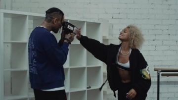 Von Dutch Blue Sweatshirt usado por Chris Brown en Easy (Remix) video musical por DaniLeigh