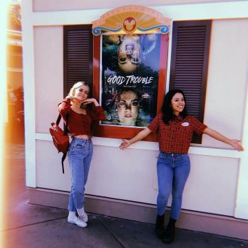 Top rojo usado por Maia Mitchell en su cuenta de Instagram @Maiamitchell
