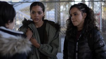 La manteau court kaki à col fourrure porté par Tabitha Foster (Quintessa Swindell) dans Trinkets S01E06