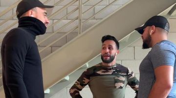 La camiseta negra de cuello de tortuga de manga larga usada por Mister V en su video de YouTube THE CULT OF THE AIRPODS // THE AIRPODS SECT