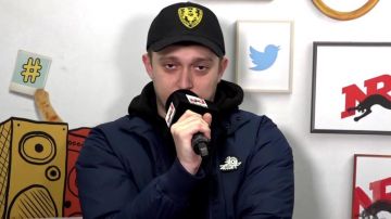 La veste bleue portée par Vald dans la vidéo YouTube Vald écoute "Fal­lait pas" de Marwa Loud ? sur NRJ