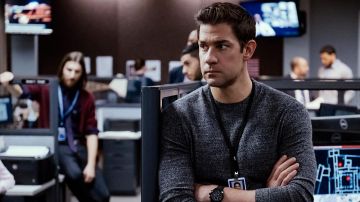 The sweater grey worn by Jack Ryan (John Krasiński) in Jack Ryan (S01E01)