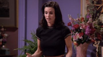 La crop top noir porté par Monica Geller (Courteney Cox) dans Friends (S01E03)