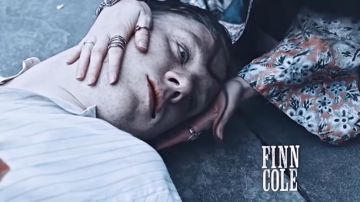 The ring worn by Esme Shelby (Aimee-Ffion Edwards) in Peaky Blinders (S04E02)