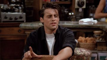 Noir Rayé Shirt porté par Joey Tribbiani (Matt LeBlanc) dans Amis S01E03