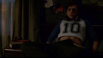 "10" Crop Top porté par Harvey Kinkle (Ross Lynch) comme on le voit dans de Refroidissement Aventures de Sabrina S01E06