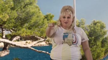 Printed t-shirt worn by Penny Rust (Rebel Wilson) in The Hustle