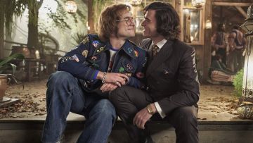 La chaqueta vaquera parcheada que lleva Elton John (Taron Egerton) en Rocketman