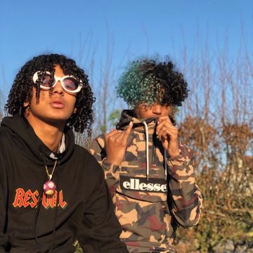 La sudadera con capucha negra Resval que lució Luv Resval en su cuenta de Instagram @Luvresval
