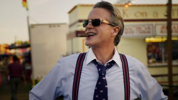 Havana and Gold sunglasses worn by Mayor Larry Kline (Cary Elwes) as seen in Stranger Things (Season 3)