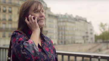 La chemise bleue à fleurs rouge portée par Mélanie (Ana Girardot) dans Deux moi