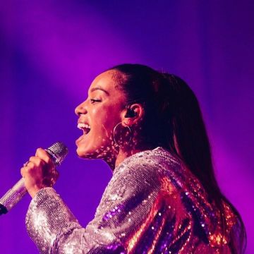 El traje de lentejuelas plateado usado por Amel Bent en concierto en el Grand Rex de París el 27 de junio de 2019
