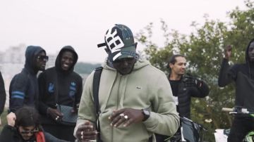 La gorra que lleva Yaro en su clip Ennuis