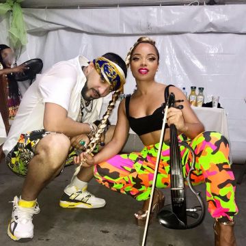Zapatillas blancas y amarillas usadas por French Montana en San Cristóbal y Nieves 29 junio 2019