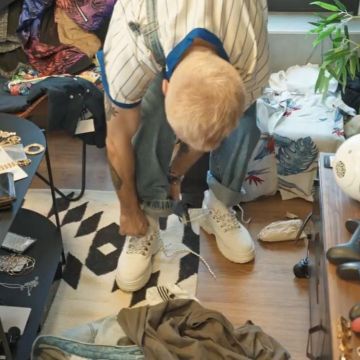 Les chaussures blanches portées par Squeezie sur un post Instagram