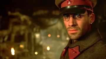 Anteojos usados por el Comisario Danilov (Joseph Fiennes) como se ve en Enemigo a las puertas